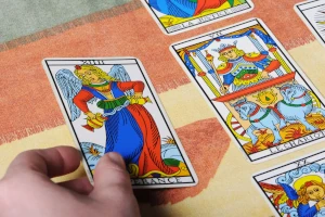 Wie zeichnet man Tarotkarten?